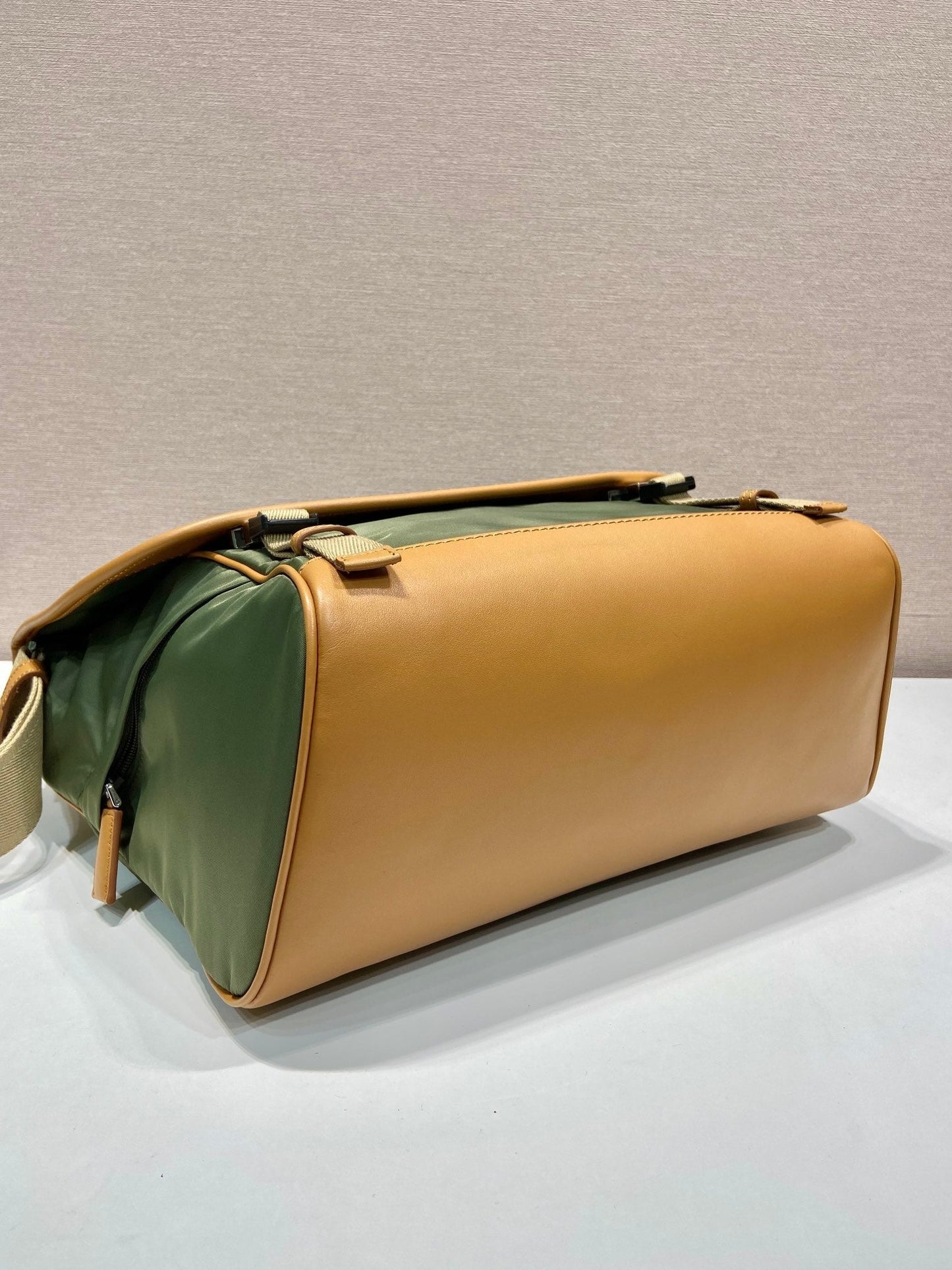 Grand sac à rabat 30 en nylon recyclé vert algue et garniture en cuir de veau marron