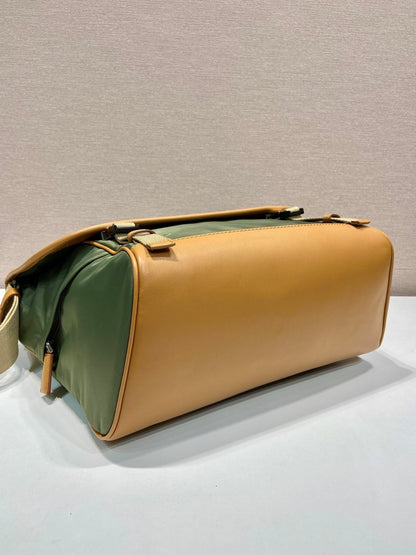 Grand sac à rabat 30 en nylon recyclé vert algue et garniture en cuir de veau marron