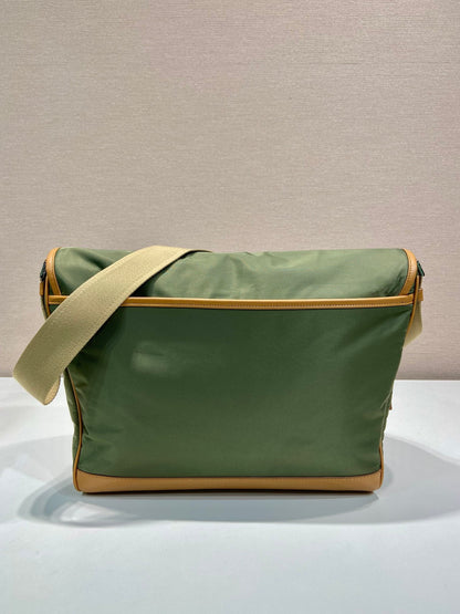 Grand sac à rabat 30 en nylon recyclé vert algue et garniture en cuir de veau marron