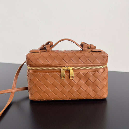 TROUSSE DE VANITY BANG BANG 22 EN CUIR DE VEAU MARRON CANNELLE
