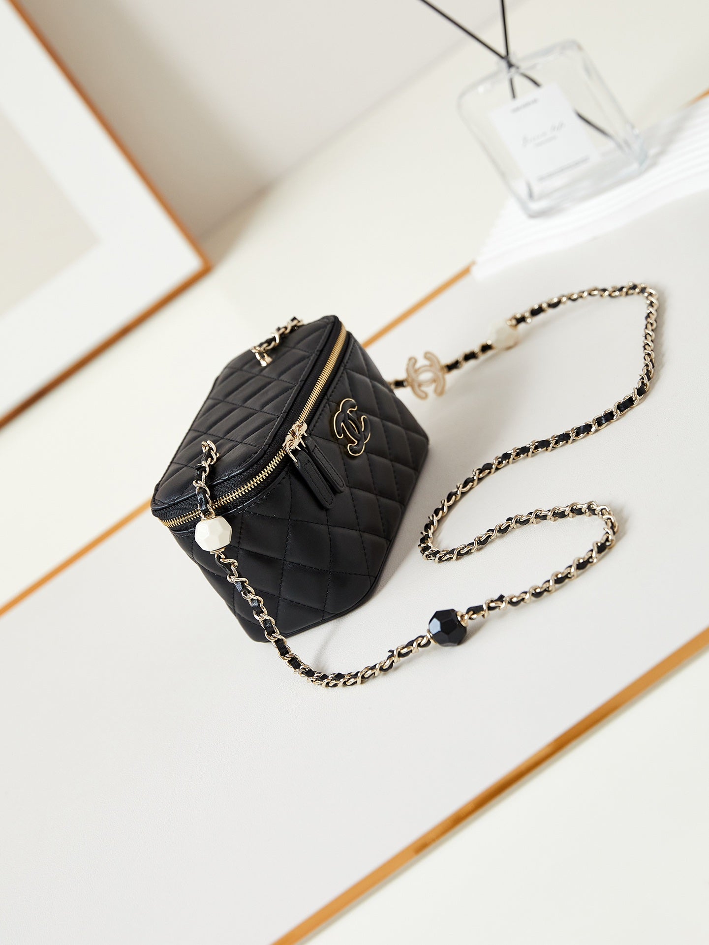 Coiffeuse 23p 17cm en cuir d'agneau noir quincaillerie or clair