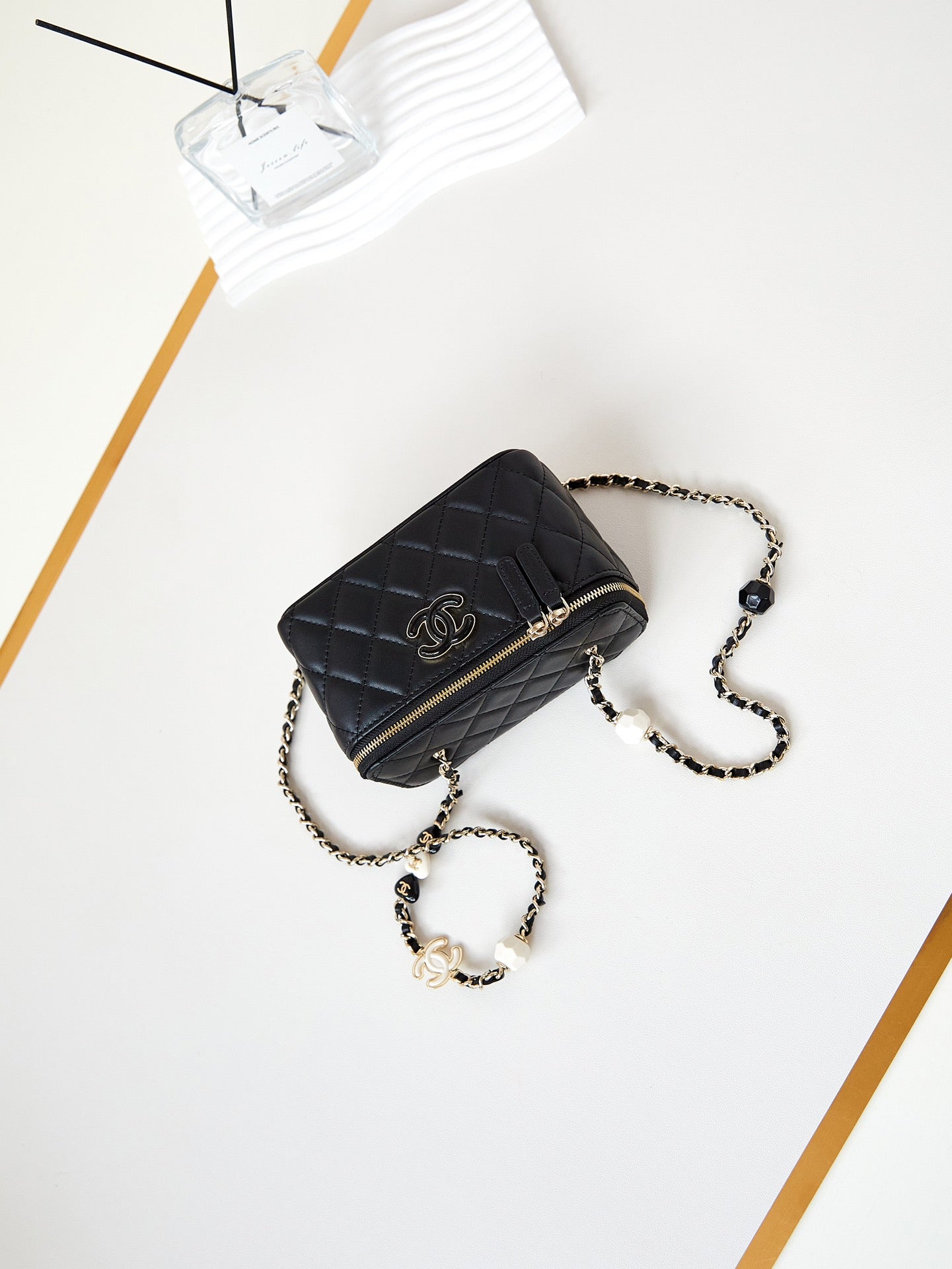 Coiffeuse 23p 17cm en cuir d'agneau noir quincaillerie or clair