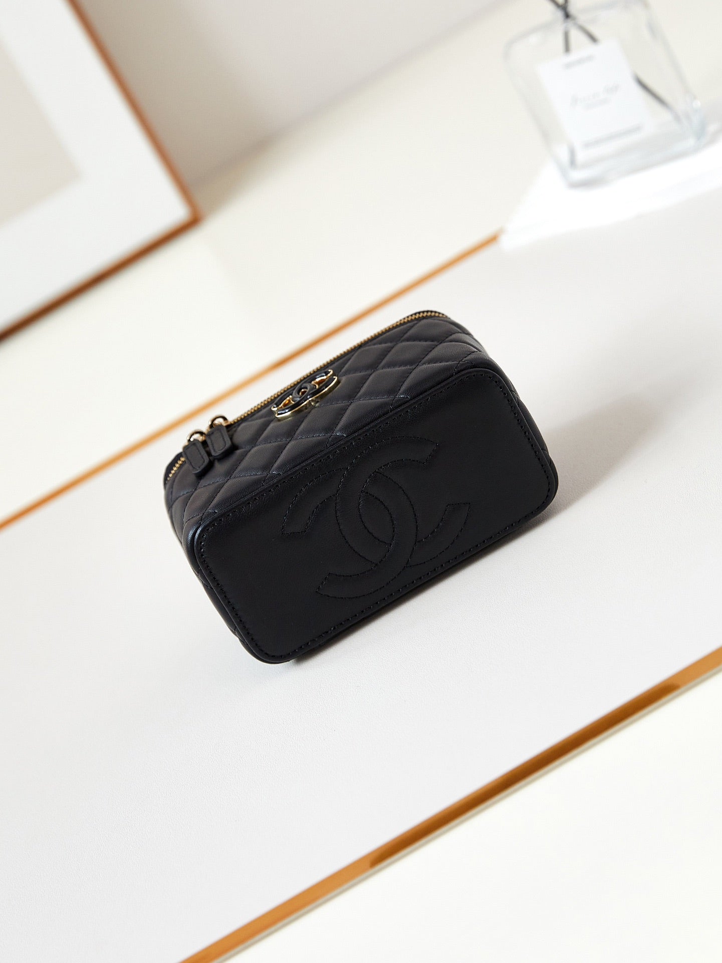 Coiffeuse 23p 17cm en cuir d'agneau noir quincaillerie or clair