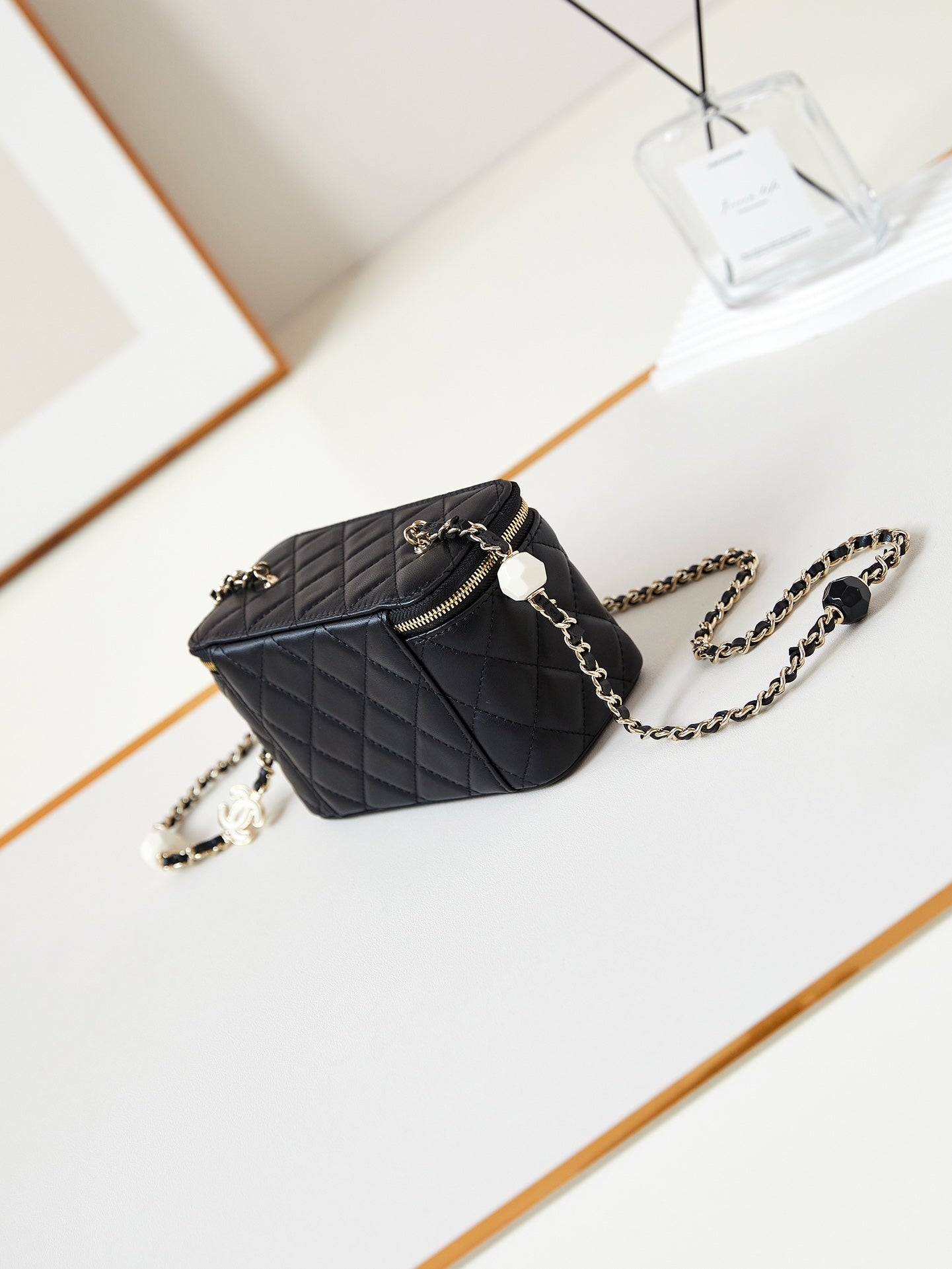 Coiffeuse 23p 17cm en cuir d'agneau noir quincaillerie or clair