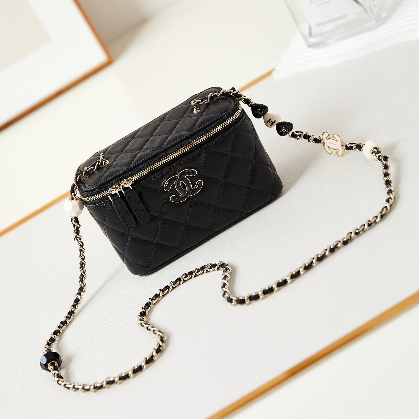 Coiffeuse 23p 17cm en cuir d'agneau noir quincaillerie or clair