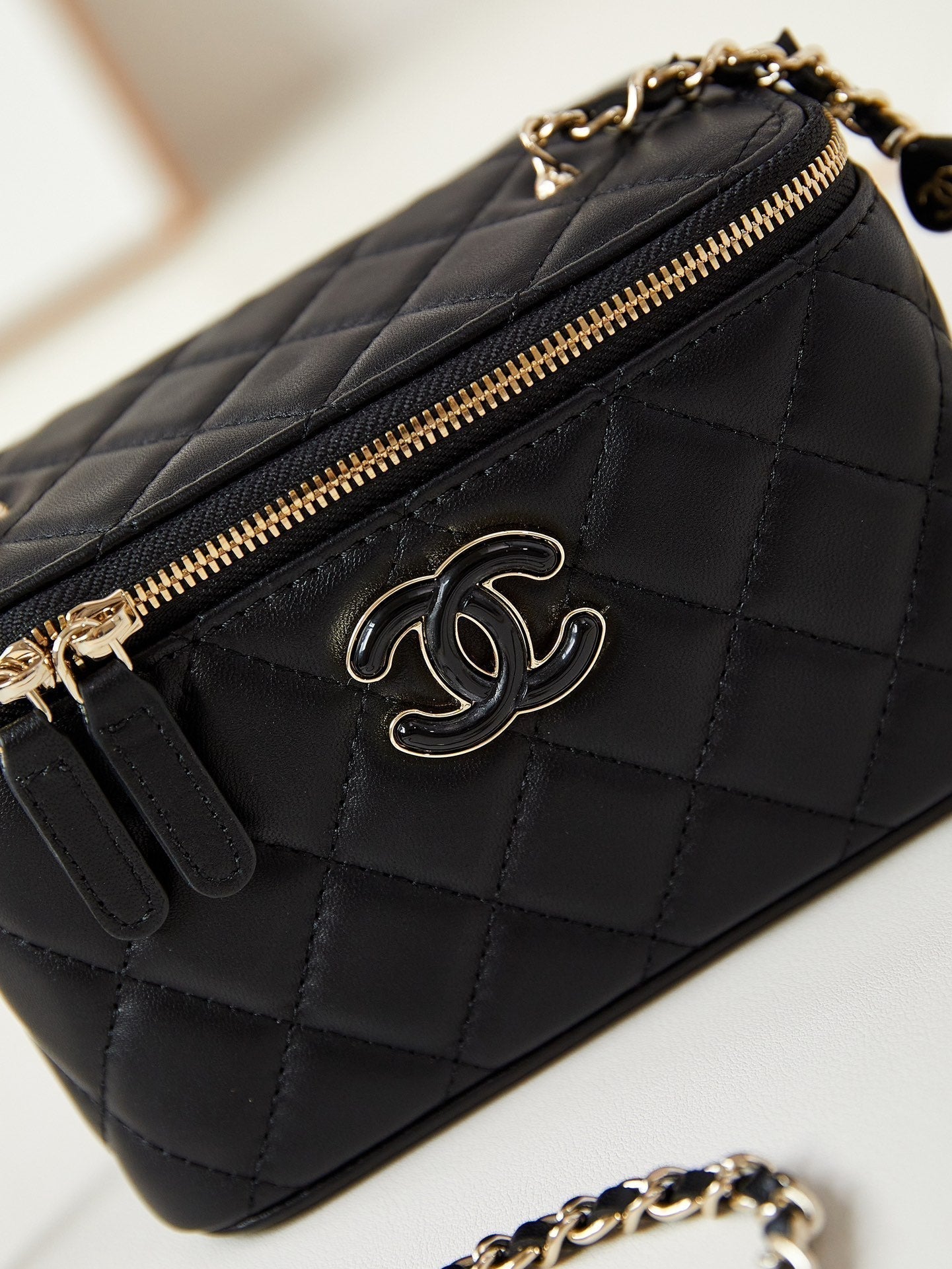 Coiffeuse 23p 17cm en cuir d'agneau noir quincaillerie or clair
