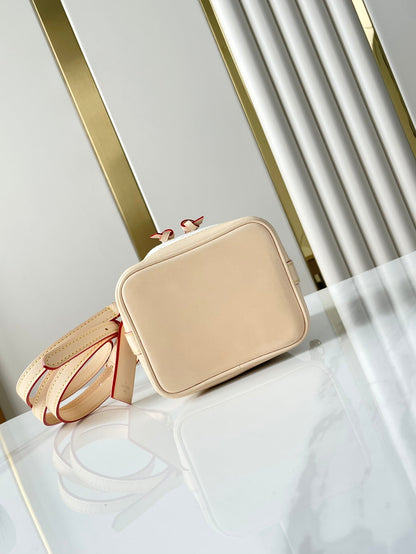NANO NOÉ 16 EN TISSU JACQUARD MONOGRAMME BLANC ET GARNITURES EN CUIR DE VEAU BEIGE