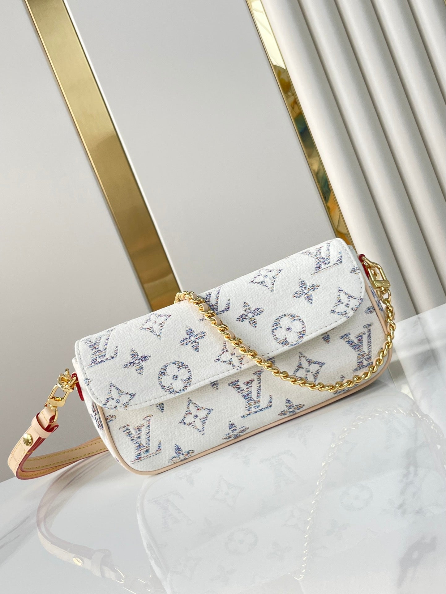 Portefeuille sur chaîne IVY 23 en tissu jacquard monogramme blanc, quincaillerie dorée
