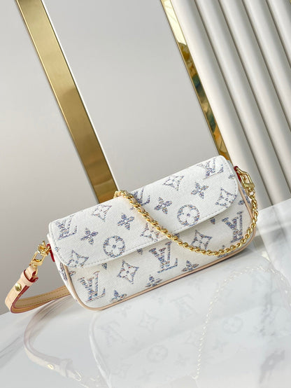 Portefeuille sur chaîne IVY 23 en tissu jacquard monogramme blanc, quincaillerie dorée