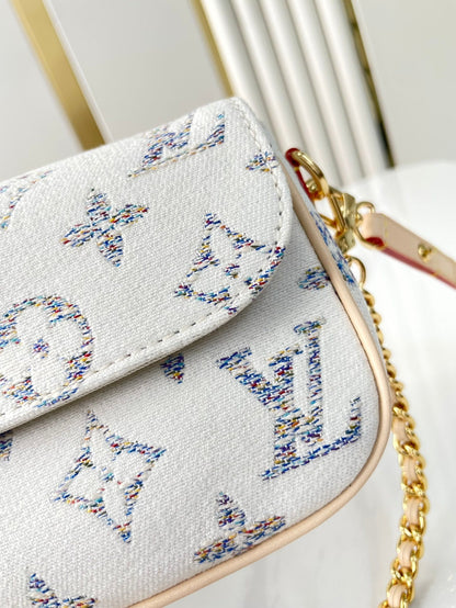 Portefeuille sur chaîne IVY 23 en tissu jacquard monogramme blanc, quincaillerie dorée
