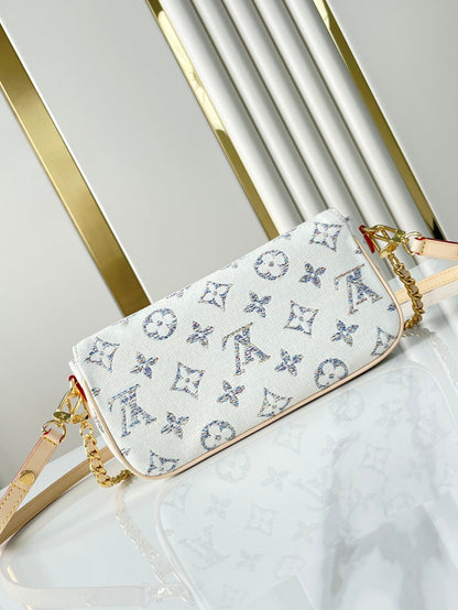 Portefeuille sur chaîne IVY 23 en tissu jacquard monogramme blanc, quincaillerie dorée