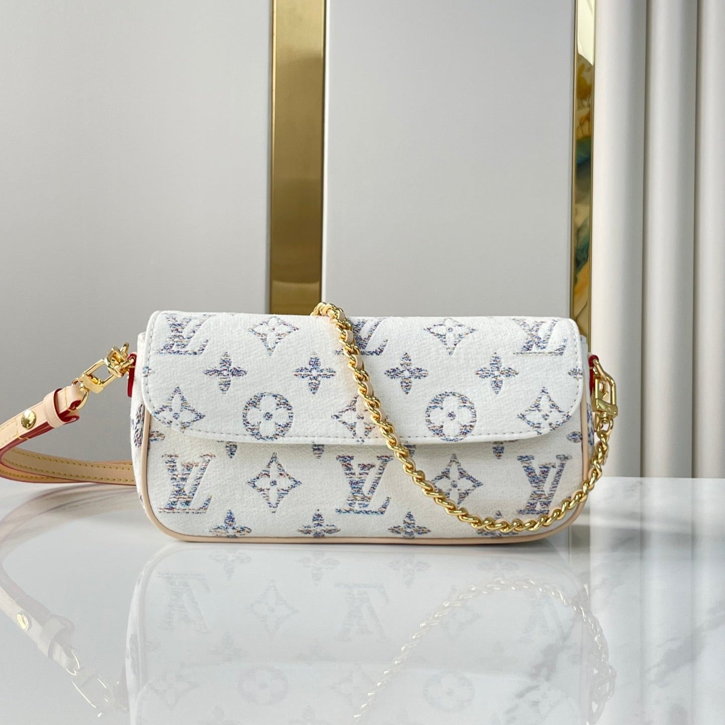 Portefeuille sur chaîne IVY 23 en tissu jacquard monogramme blanc, quincaillerie dorée