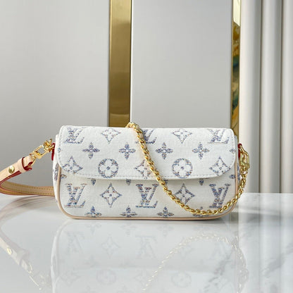Portefeuille sur chaîne IVY 23 en tissu jacquard monogramme blanc, quincaillerie dorée