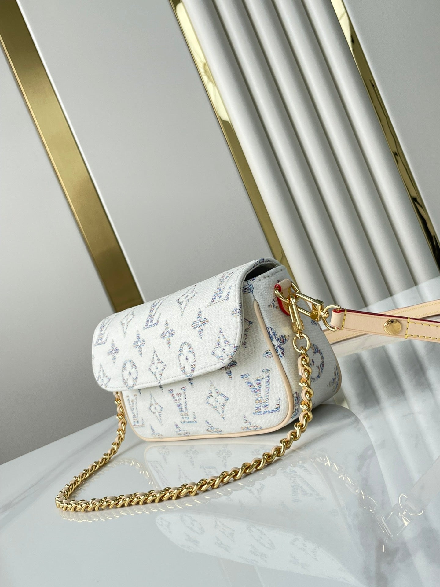 Portefeuille sur chaîne IVY 23 en tissu jacquard monogramme blanc, quincaillerie dorée