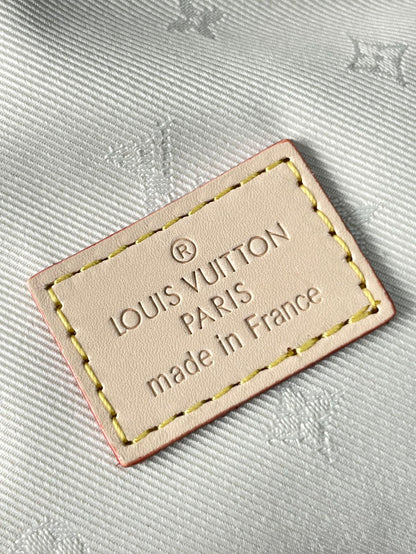 Portefeuille sur chaîne IVY 23 en tissu jacquard monogramme blanc, quincaillerie dorée