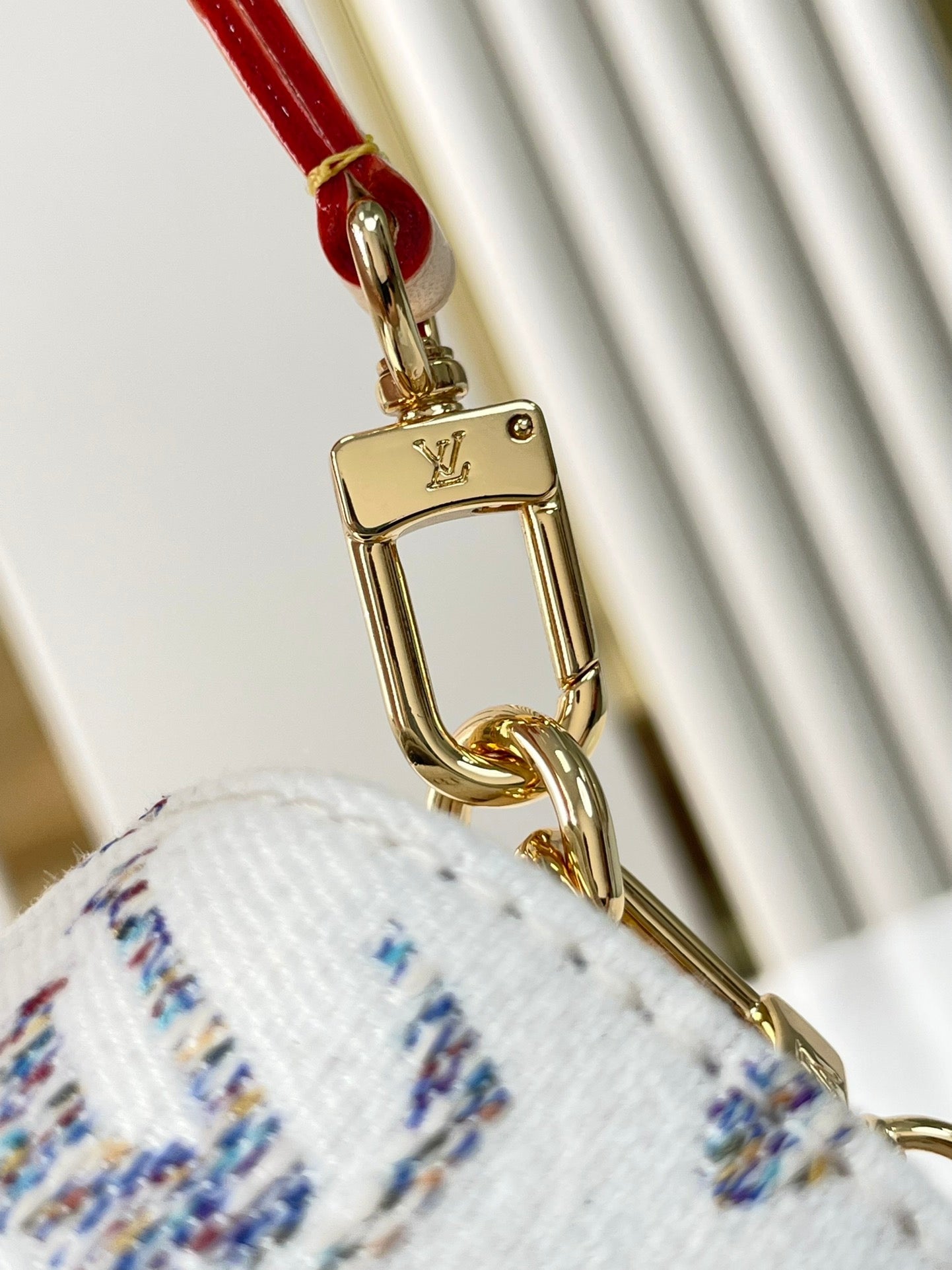 Portefeuille sur chaîne IVY 23 en tissu jacquard monogramme blanc, quincaillerie dorée