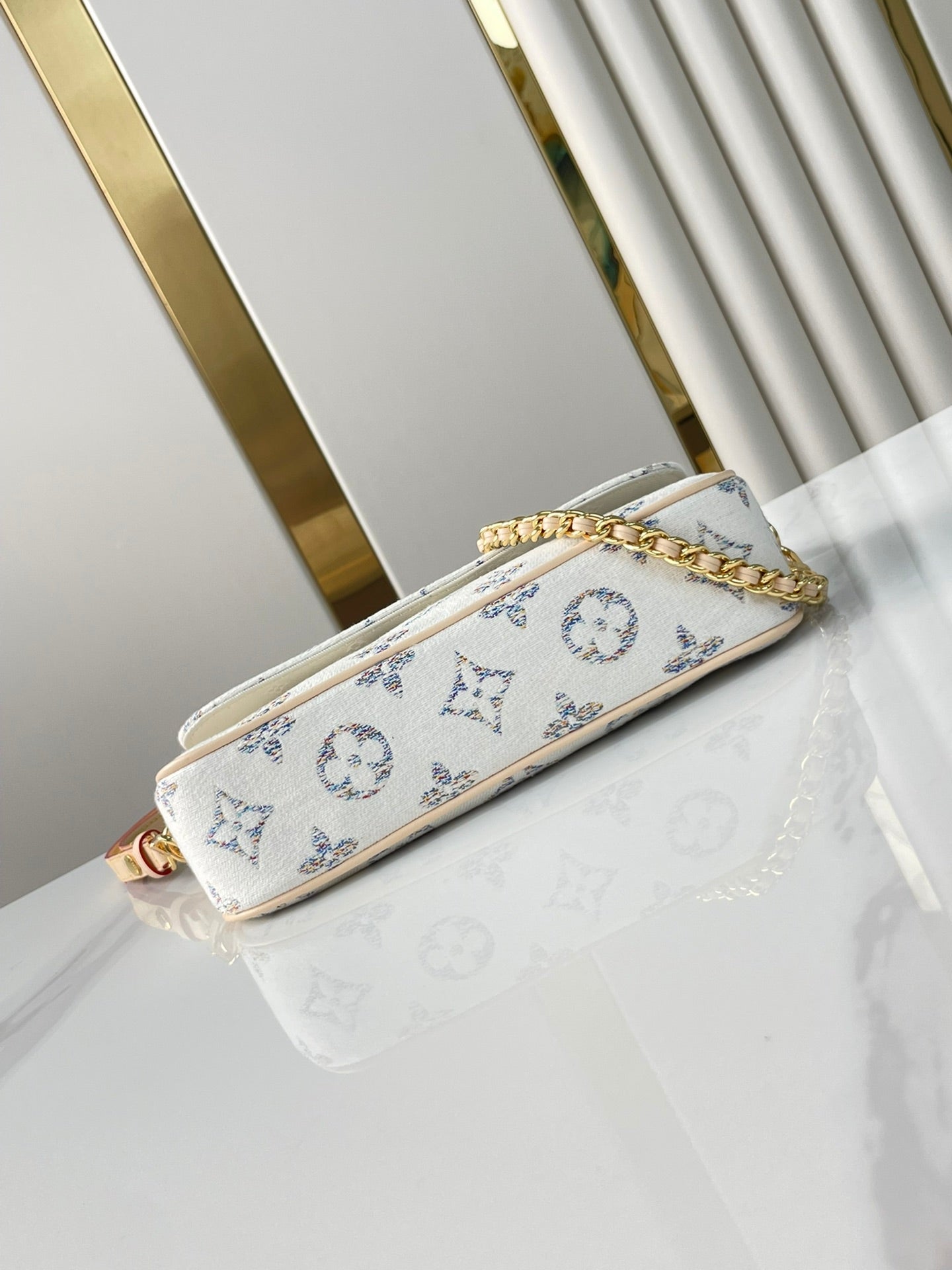 Portefeuille sur chaîne IVY 23 en tissu jacquard monogramme blanc, quincaillerie dorée