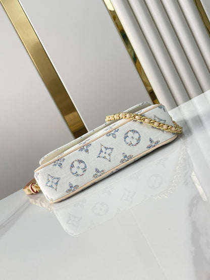 Portefeuille sur chaîne IVY 23 en tissu jacquard monogramme blanc, quincaillerie dorée