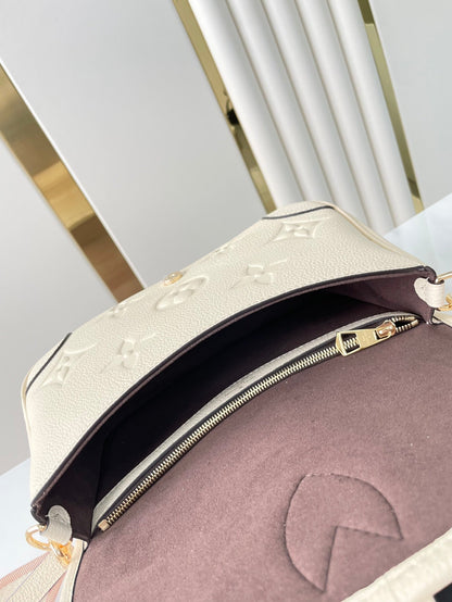 DIANE 23 EN CUIR EMPREINTE MONOGRAMME CRÈME