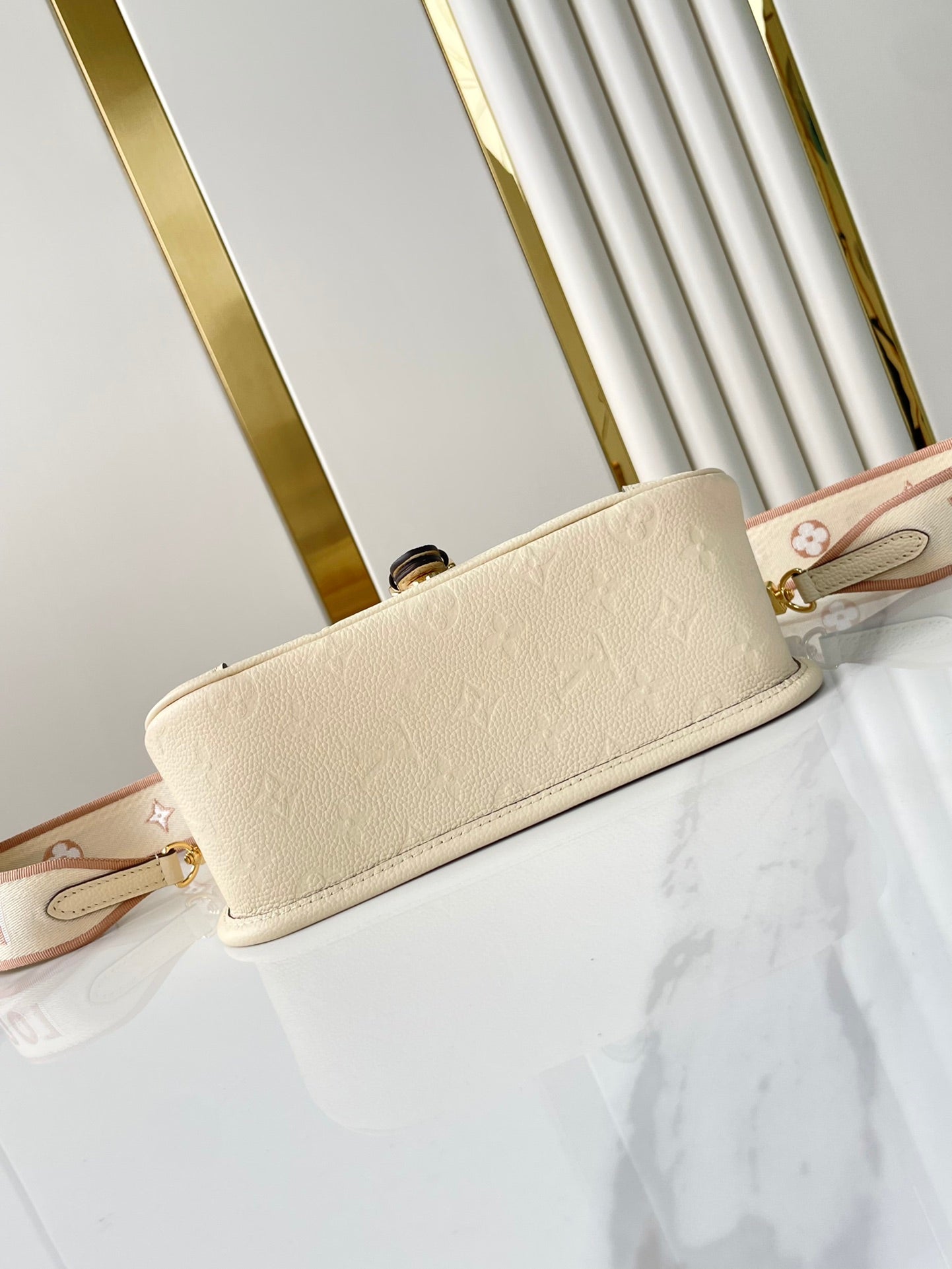 DIANE 23 EN CUIR EMPREINTE MONOGRAMME CRÈME