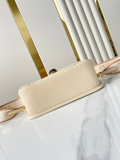DIANE 23 EN CUIR EMPREINTE MONOGRAMME CRÈME