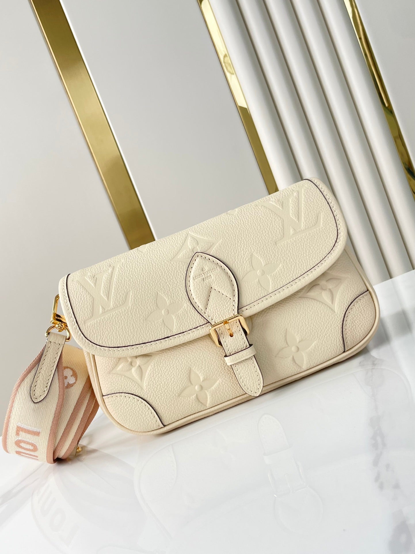 DIANE 23 EN CUIR EMPREINTE MONOGRAMME CRÈME