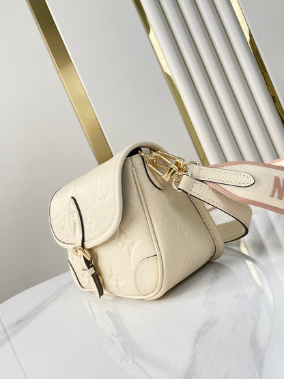 DIANE 23 EN CUIR EMPREINTE MONOGRAMME CRÈME