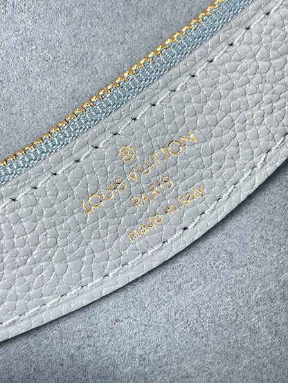 DIANE 23 EN CUIR EMPREINTE MONOGRAMME BLEU BEAU