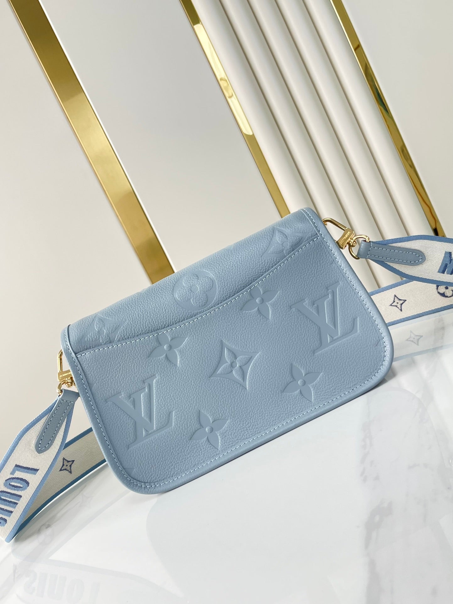 DIANE 23 EN CUIR EMPREINTE MONOGRAMME BLEU BEAU