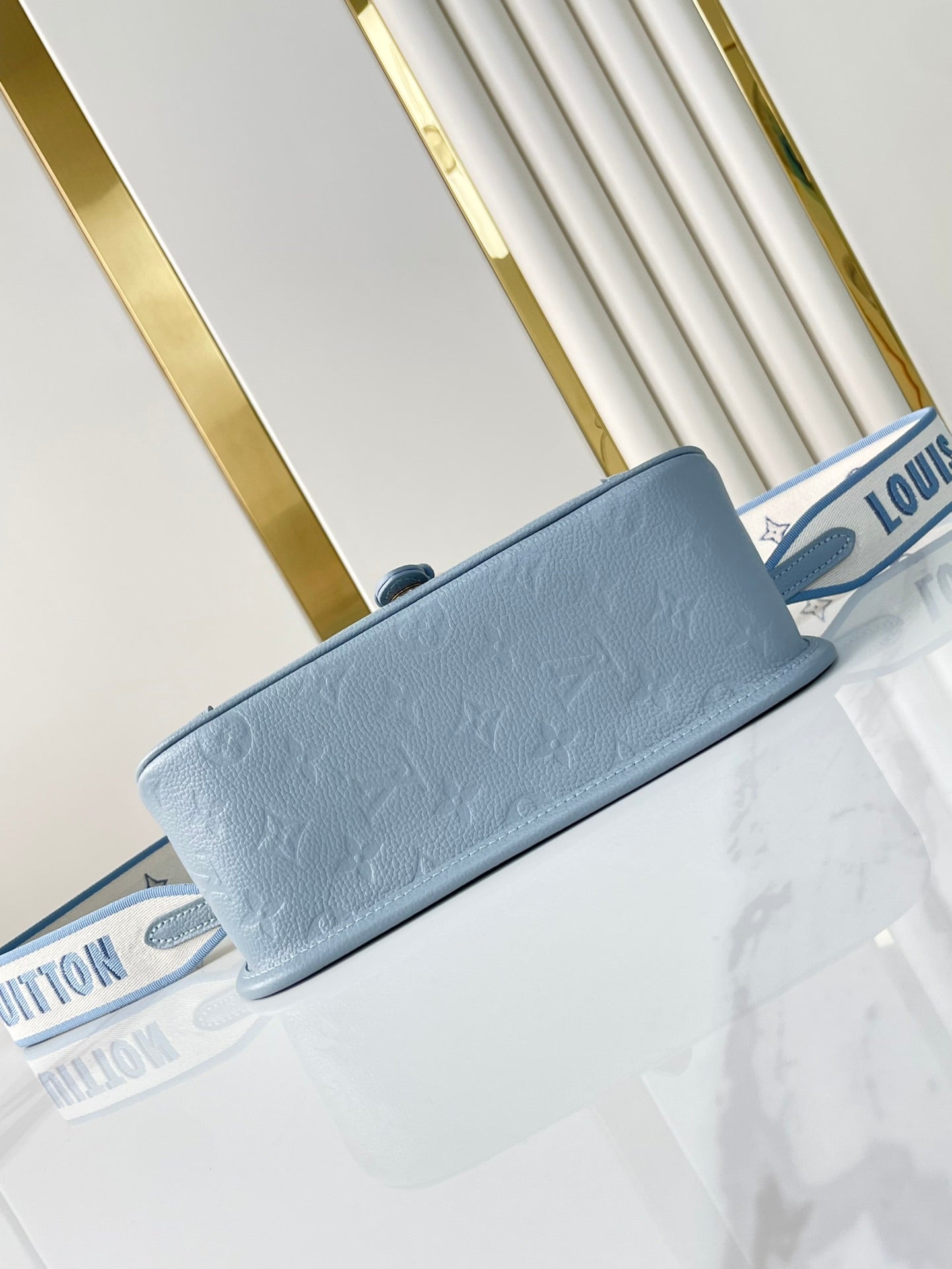 DIANE 23 EN CUIR EMPREINTE MONOGRAMME BLEU BEAU