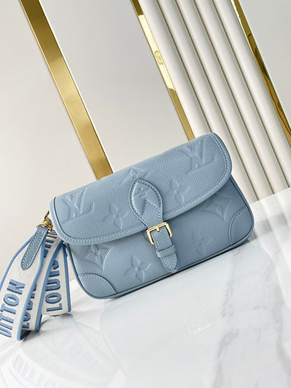 DIANE 23 EN CUIR EMPREINTE MONOGRAMME BLEU BEAU