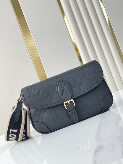 DIANE 23 EN CUIR EMPREINTE MONOGRAMME NOIR