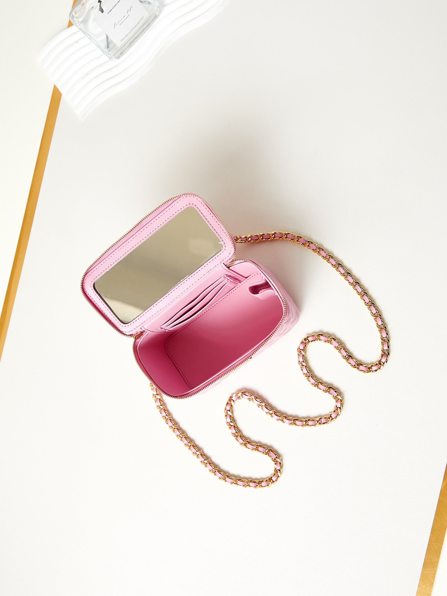 Coiffeuse 24a 17 cm en cuir d'agneau rose avec quincaillerie dorée