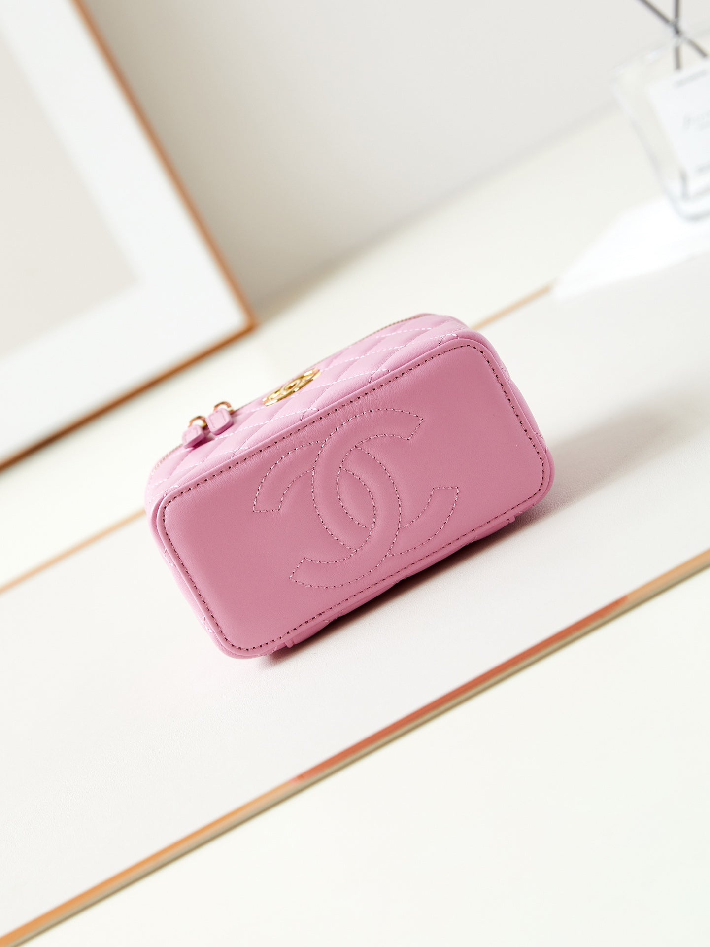 Coiffeuse 24a 17 cm en cuir d'agneau rose avec quincaillerie dorée
