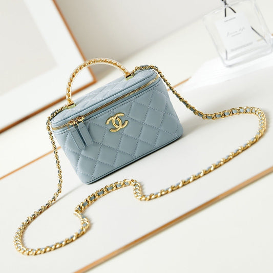 Coiffeuse 24a 17 cm en cuir d'agneau bleu nuage, quincaillerie dorée