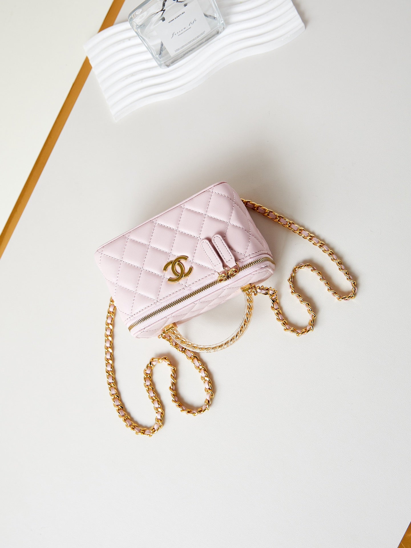 Coiffeuse 24a 17 cm en cuir d'agneau rose clair avec quincaillerie dorée