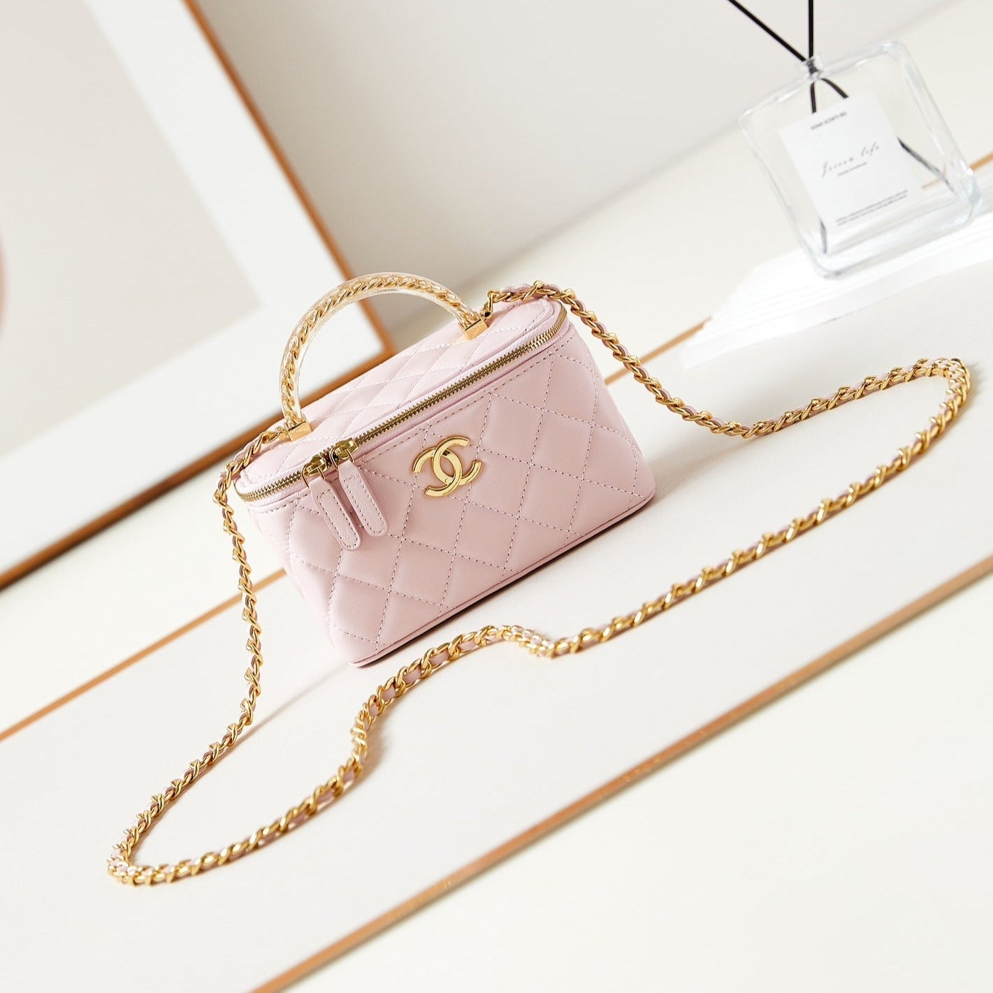 Coiffeuse 24a 17 cm en cuir d'agneau rose clair avec quincaillerie dorée
