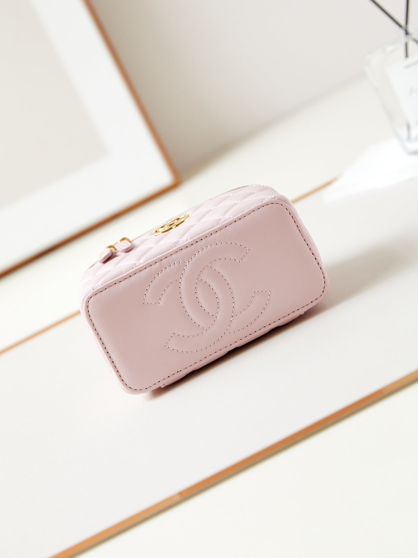 Coiffeuse 24a 17 cm en cuir d'agneau rose clair avec quincaillerie dorée