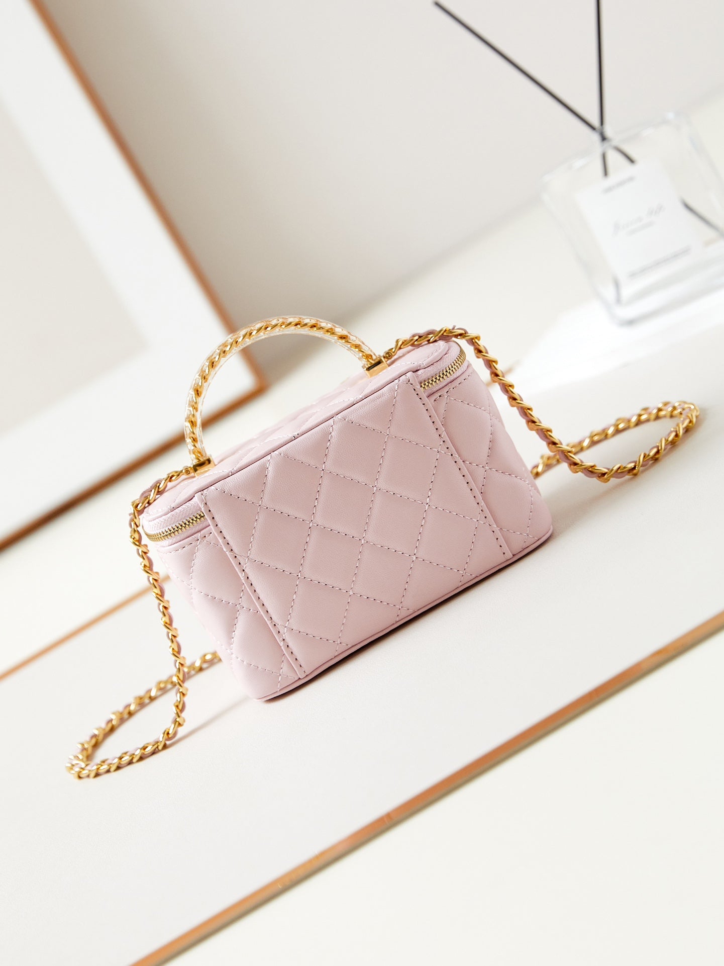 Coiffeuse 24a 17 cm en cuir d'agneau rose clair avec quincaillerie dorée