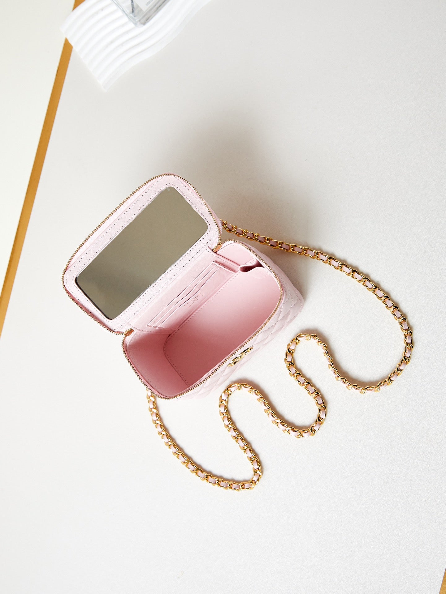 Coiffeuse 24a 17 cm en cuir d'agneau rose clair avec quincaillerie dorée