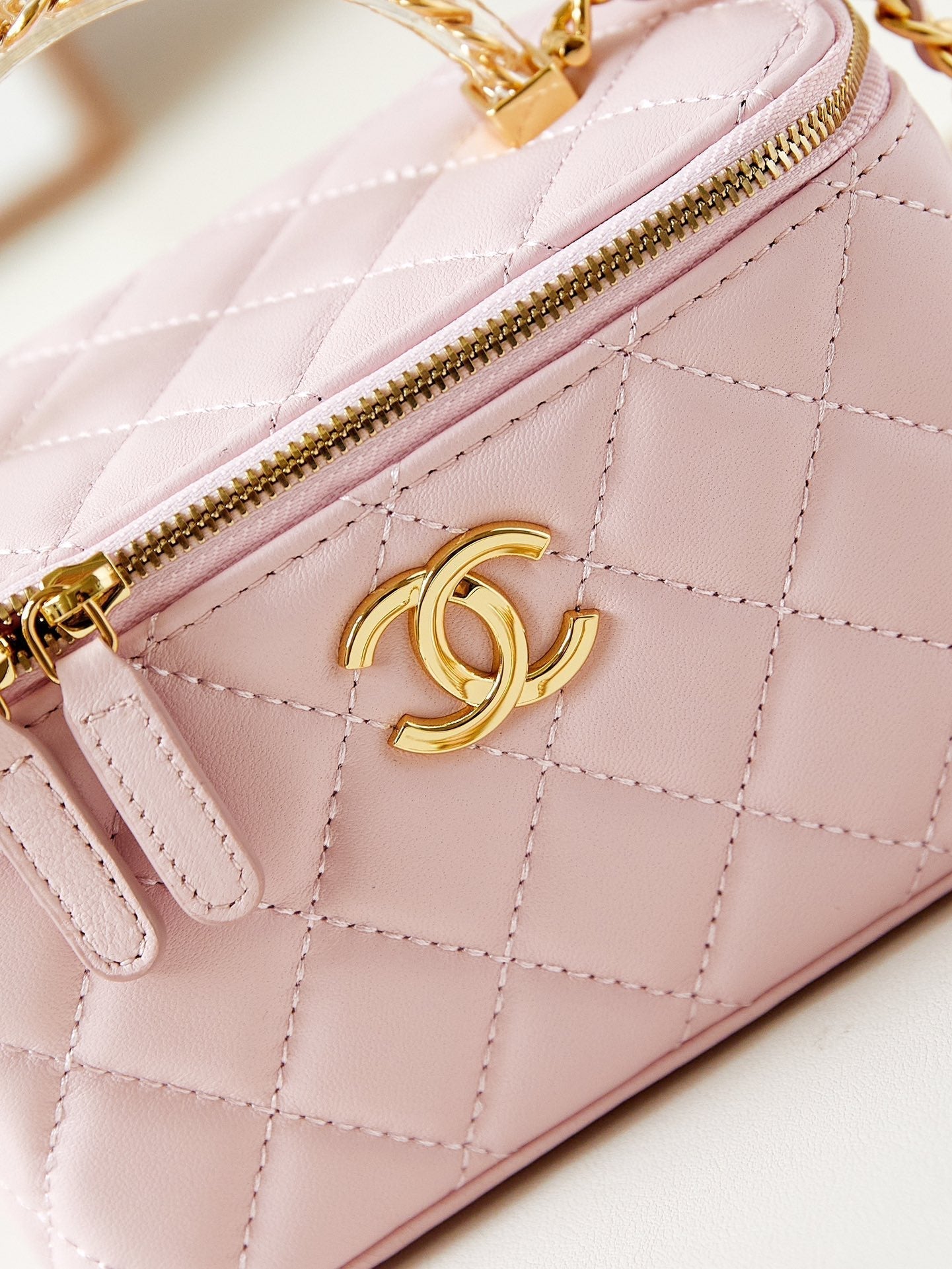 Coiffeuse 24a 17 cm en cuir d'agneau rose clair avec quincaillerie dorée
