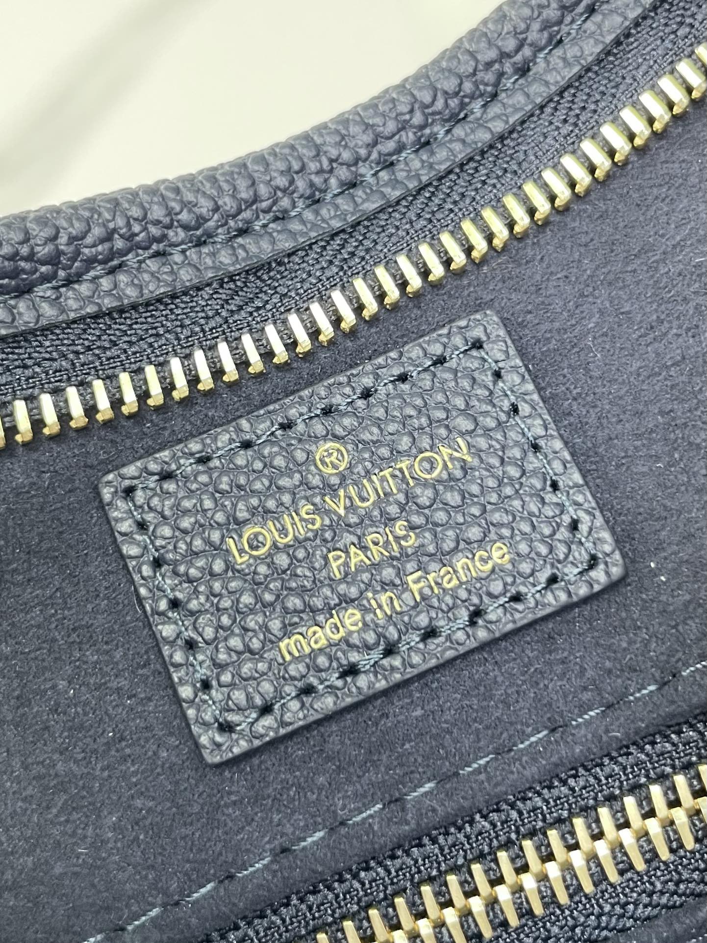 Sac fourre-tout 29 pouces en cuir bleu marine foncé avec monogramme Empreinte
