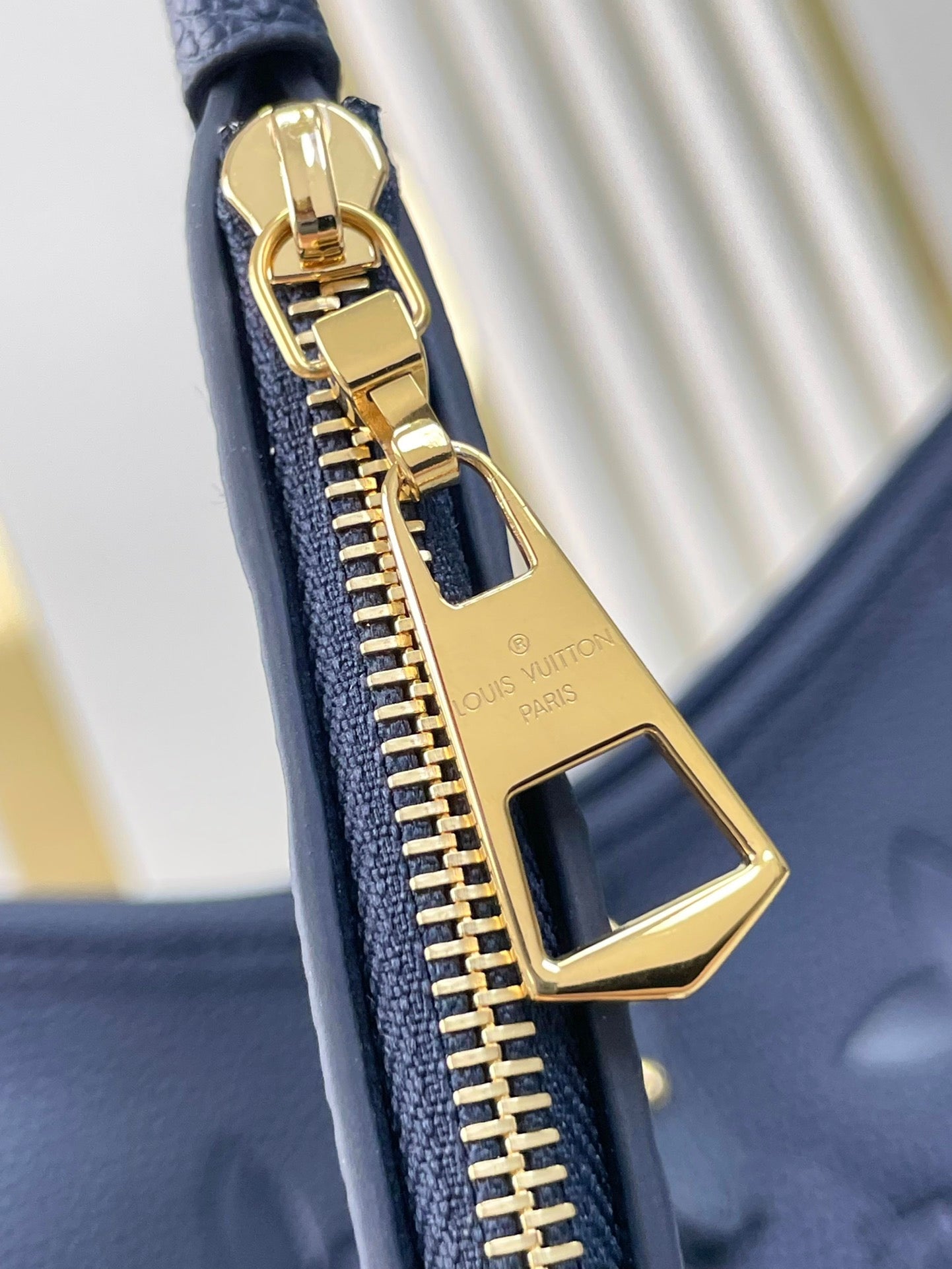 Sac fourre-tout 29 pouces en cuir bleu marine foncé avec monogramme Empreinte
