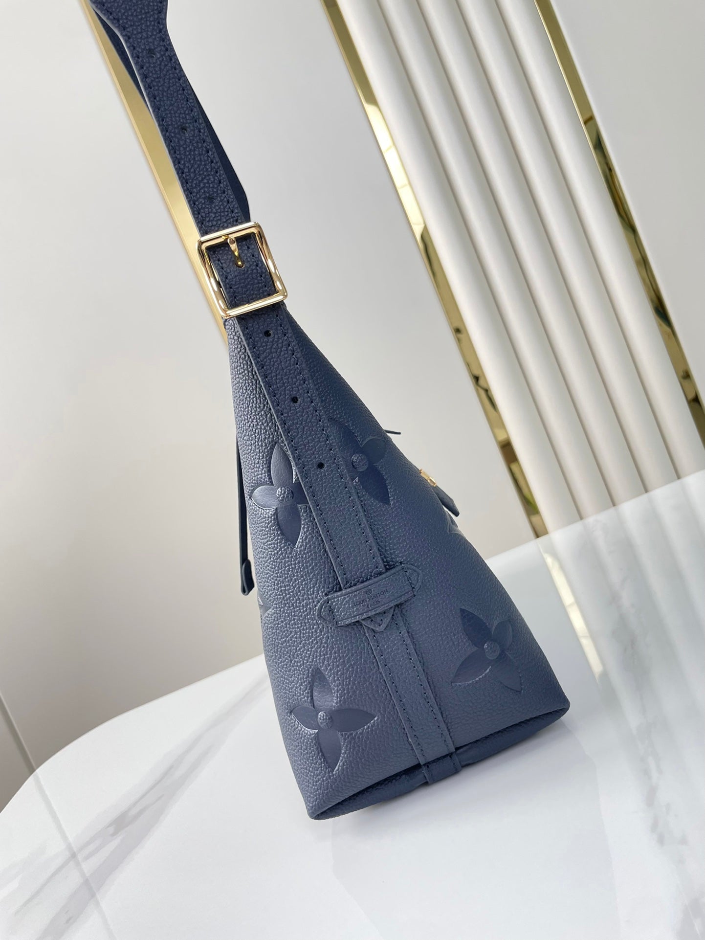 Sac fourre-tout 29 pouces en cuir bleu marine foncé avec monogramme Empreinte