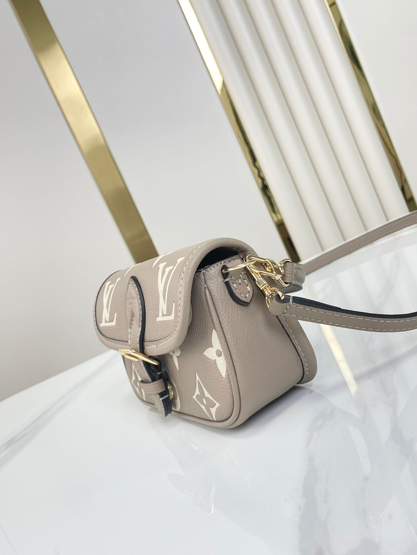 NANO DIANE 19 EN CUIR EMPREINTE MONOGRAMME BLANC TOURTERELLE