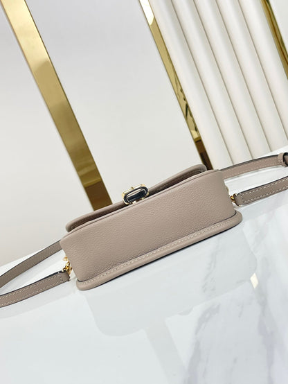 NANO DIANE 19 EN CUIR EMPREINTE MONOGRAMME BLANC TOURTERELLE