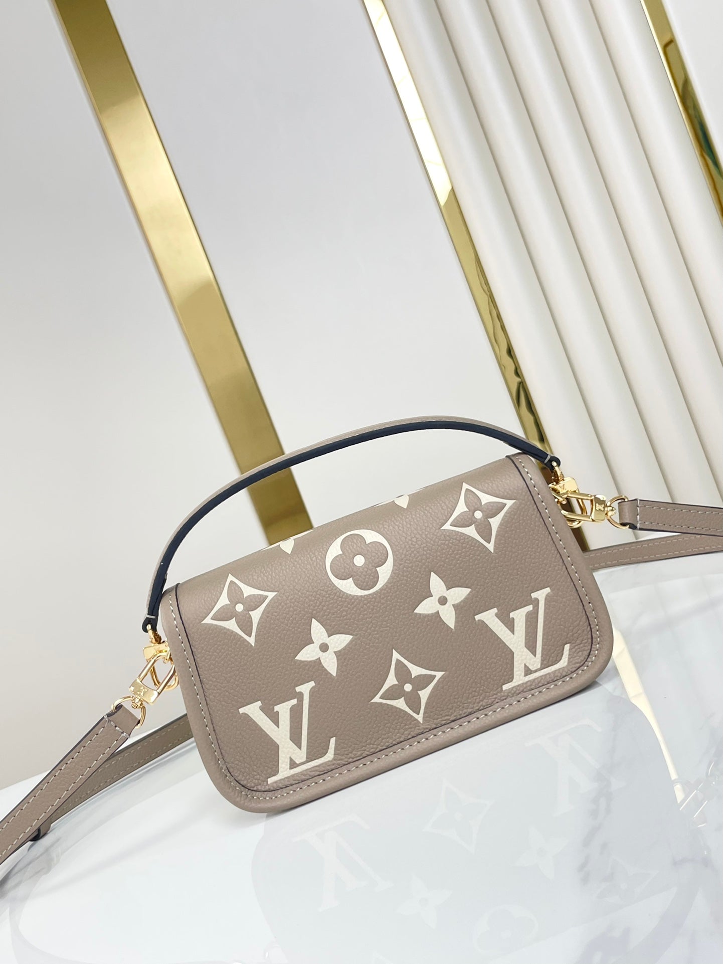 NANO DIANE 19 EN CUIR EMPREINTE MONOGRAMME BLANC TOURTERELLE