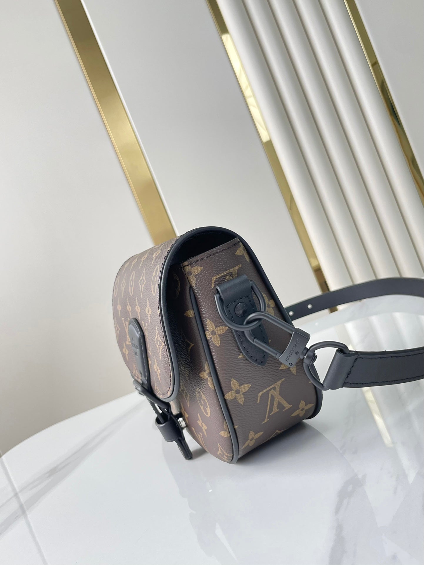 SAC MONTSOURIS MESSENGER PM 20 EN TOILE MONOGRAMME MARRON