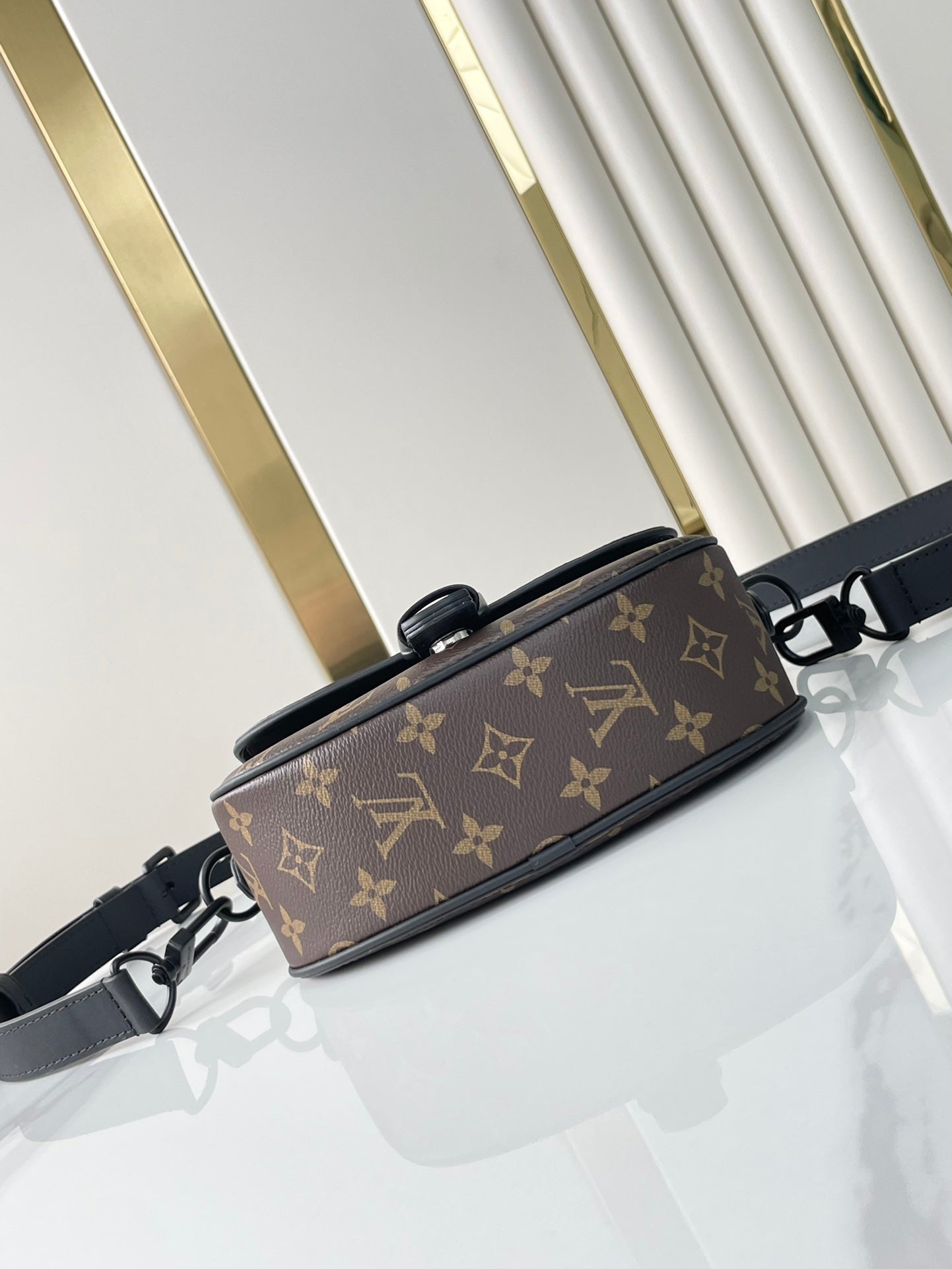 SAC MONTSOURIS MESSENGER PM 20 EN TOILE MONOGRAMME MARRON