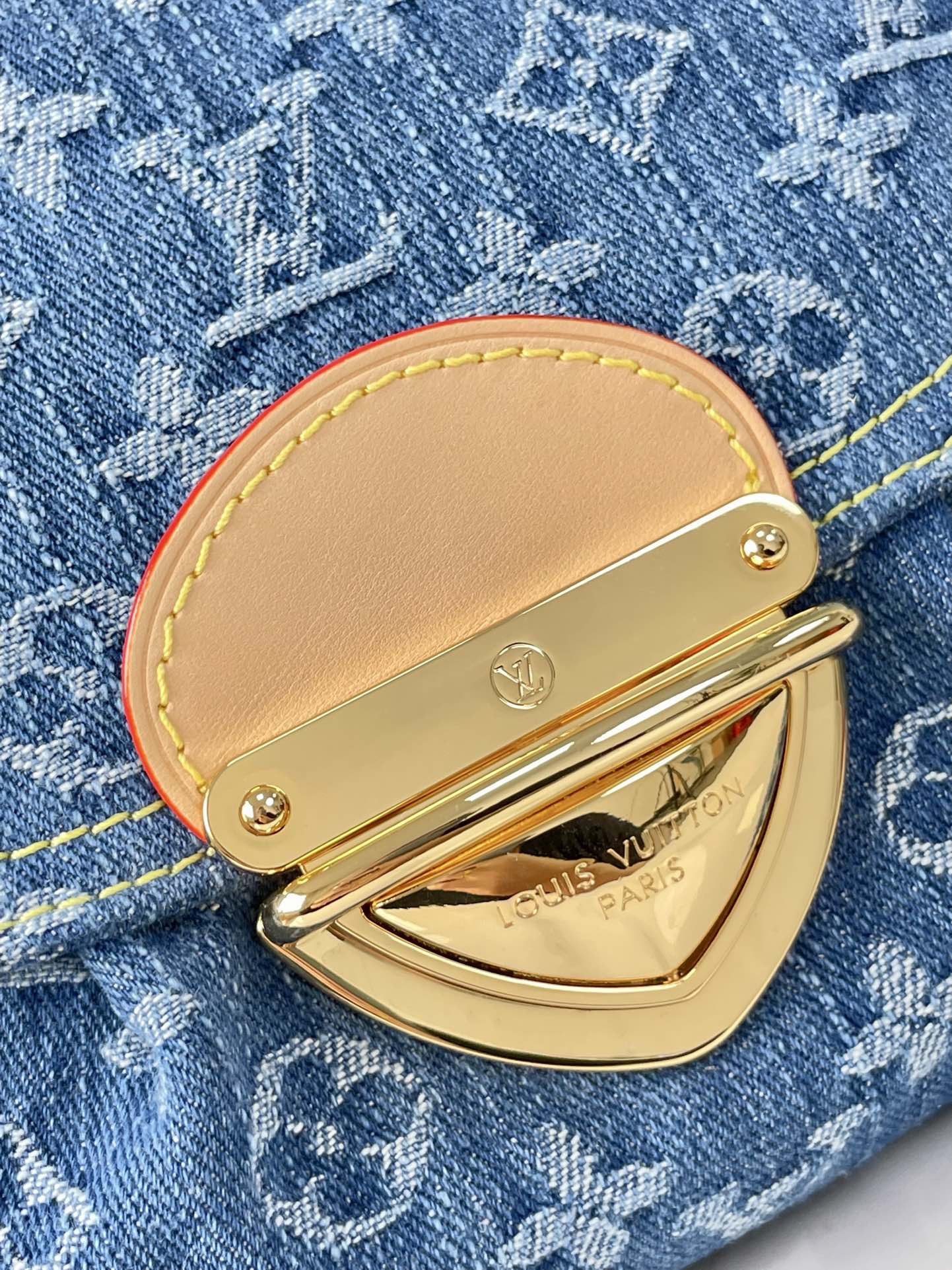 SUNSET 27 EN DENIM MONOGRAMME BLEU BOUCLE OR